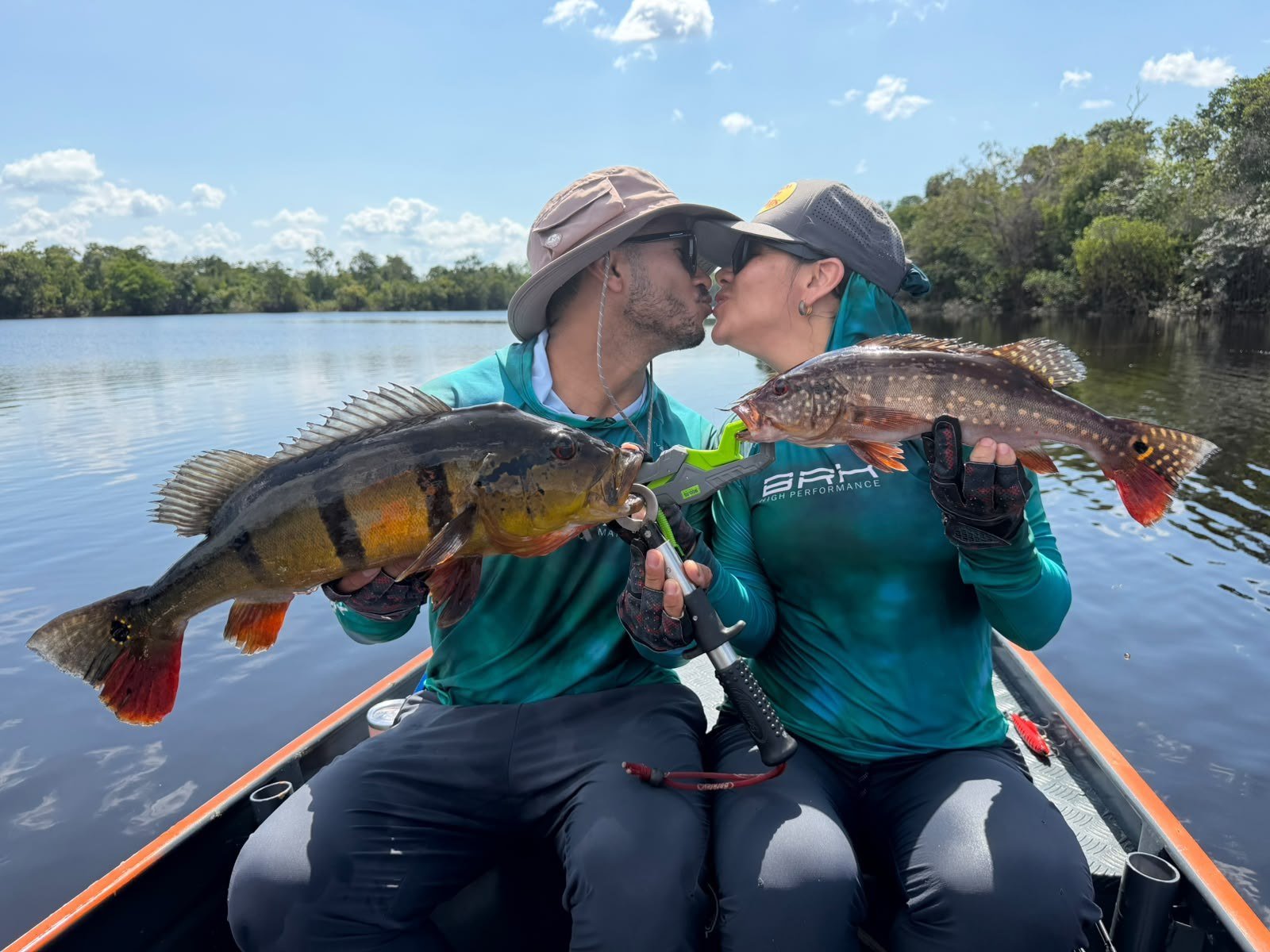 Casal compartilhando uma pescaria na Amazônia